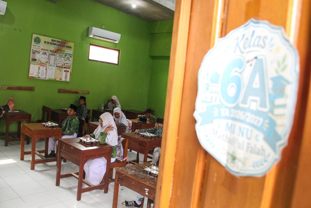 Ilustrasi siswa menyantap menu Makan Bergizi Gratis (MBG). Foto: Vega Ma'arijil Ula/kumparan