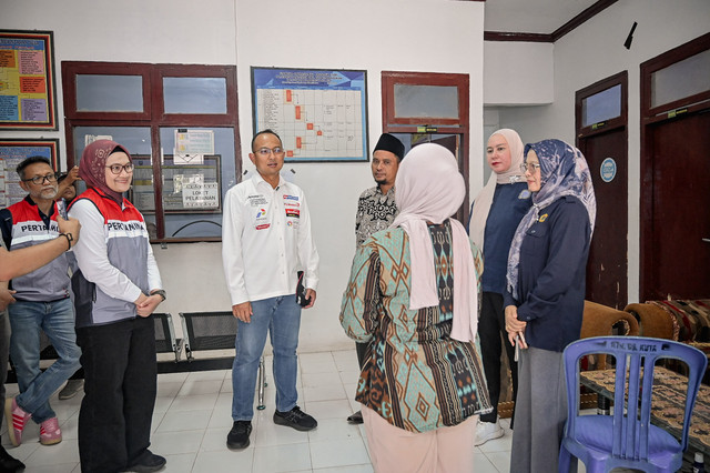 Corporate Secretary Pertamina, Arya Dwi Paramita (ketiga dari kanan) berbincang dengan local hero dan perangkat desa di Desa Kuta, Lombok (8/10/2026). Foto: Dok. Pertamina