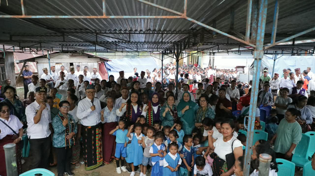 TP PKK dan Tim Pembina Posyandu Pusat menyalurkan bantuan bagi masyarakat terdampak gempa bumi di Kampung Lalang, Desa Compang Cibal, Kecamatan Cibal Barat, Kabupaten Manggarai, Nusa Tenggara Timur, Rabu (7/10/2026). Foto: Dok. Kemendagri