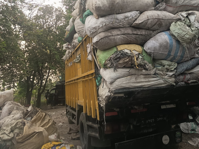 Tumpukan karung bekas yang dikumpulkan dalam usaha Karung Boncos sebelum dijual kembali kepada pabrik. Foto: Dokumentasi Pribadi