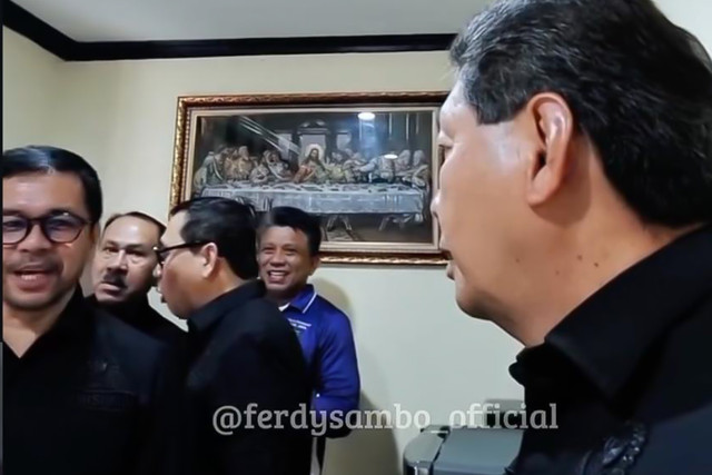 Ferdy Sambo saat bertemu dengan Anggota Komisi XIII DPR RI Tonny Tesar dalam kunjungan kerja di Lapas Kelas IIA Cibinong, Bogor, Jawa Barat, Rabu (30/9/2026). Foto: Instagram/ ferdysambo_official