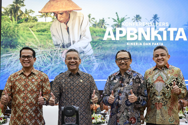 Menkeu Suahasil Nazara (kedua kiri) didampingi Wakil Menteri Keuangan Nurkholisoh Ibnu Aman (kiri), Juda Agung (kedua kanan), dan Luky Alfirman (kanan) bersiap menyampaikan konferensi pers APBN KiTa edisi Oktober 2026 di Jakarta, Jumat (9/10/2026). Foto: Dhemas Reviyanto/ANTARA FOTO