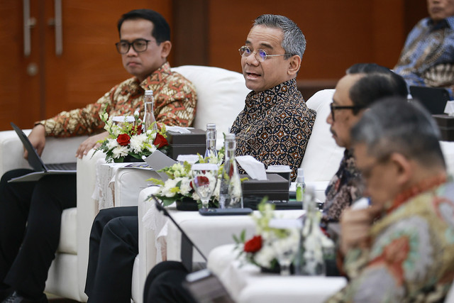 Menkeu Suahasil Nazara (kedua kiri) didampingi Wamenkeu Nurkholisoh Ibnu Aman (kiri), Juda Agung (kedua kanan), dan Luky Alfirman (kanan) menyampaikan paparan pada konferensi pers APBN KiTa edisi Oktober 2026 di Jakarta, Jumat (9/10/2026). Foto: Dhemas Reviyanto/ANTARA FOTO