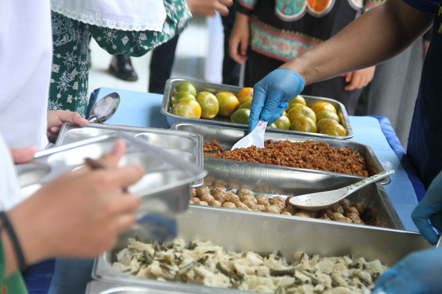 Uji Coba Makan Bergizi Gratis (MBG) Prasmanan di Kudus. Foto: Vega Maarijil Ula/kumparan