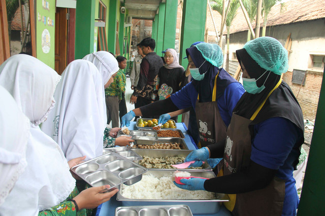 Uji Coba Makan Bergizi Gratis (MBG) Prasmanan di Kudus. Foto: Vega Maarijil Ula/kumparan