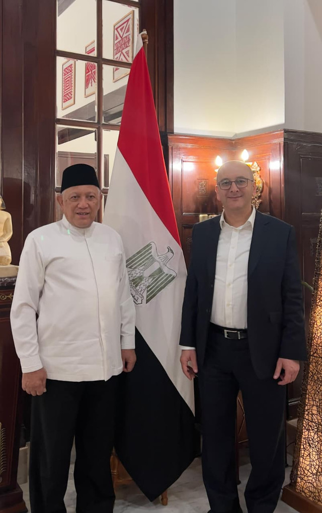 Ketua Umum PBNU KH Abdul Hakim Mahfudz bersama Waketum PBNU KH M Faiz Syukron Ma'mun bersilaturahim dengan Dubes Mesir Yasser Hassan Farag Elshemy di Jakarta. Foto: Dok. PBNU