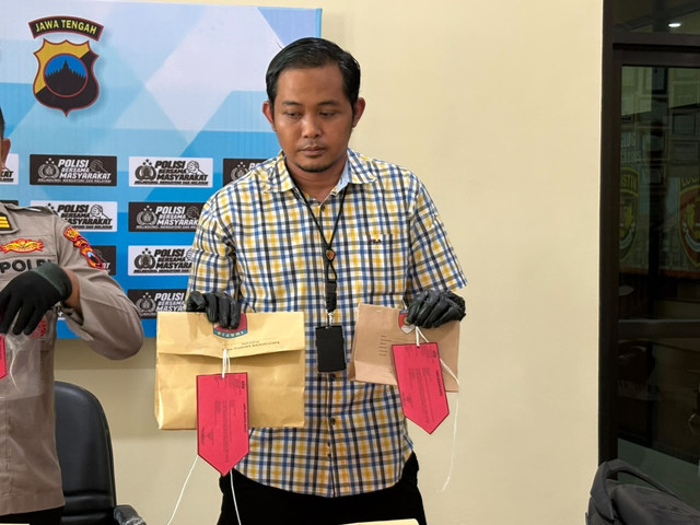 Kanit Reskrim Polsek Jati, Ipda Bambang Rubianto menunjukkan barang bukti kejadian ayah menusuk anak saat konferensi pers di Mapolres Kudus, Jumat (9/10/2026). Foto: Vega Maarijil Ula/kumparan