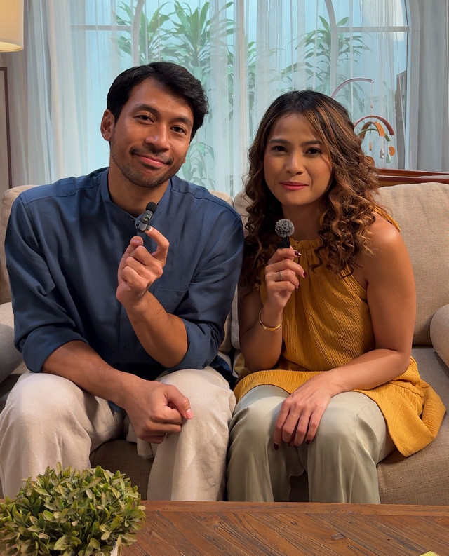 Andri Mashadi (kiri) dan Acha Septriasa (kanan) saat promo film Kapan Punya Anak. Foto: Dok. kumparan