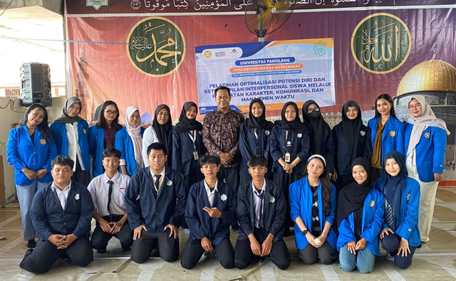 Foto bersama mahasiswa Unpam, Dosen pembimbing dan Siswa SMK Darur Roja Setelah kegiatan PKM Sumber: Dokumentasi Tim PKM Universitas Pamulang