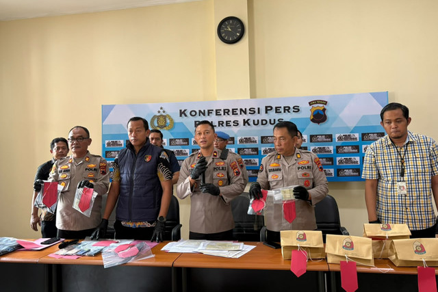 Kaur Bin Ops Satreskrim Polres Kudus Hendro Santiko (rompi) bersama jajaran Polres Kudus saat menggelar konferensi pers di Mapolres Kudus, Jumat (9/10/2026). Foto: Vega Ma'arijil Ula/kumparan