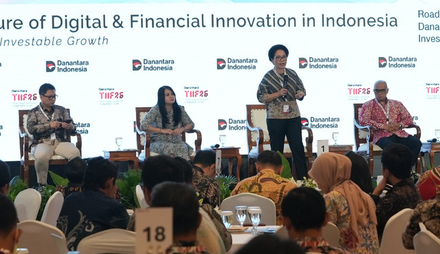 Direktur Enterprise & Business Service Telkom Veranita Yosephine saat menyampaikan paparan dalam sesi panel “The Future of AI in Indonesia” pada rangkaian Road to Danantara Technology Innovation Investment Forum (DTIIF) 2026 di Auditorium Wisma Danantara Indonesia, Jakarta, Kamis (8/10). Foto: dok. Telkom