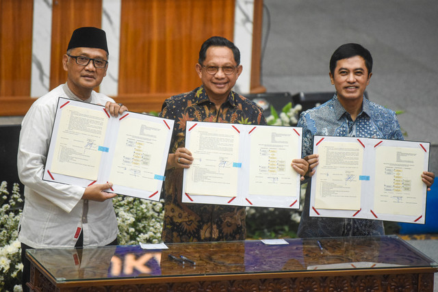 Mendagri Tito Karnavian bersama Menteri Haji dan Umrah Mochamad Irfan Yusuf dan Wakil Menkes Dante Saksono Harbuwono menunjukkan dokumen saat penandatanganan SEB Tiga Menteri di Kantor Kementerian Dalam Negeri, Jakarta, Jumat (9/10/2026).  Foto: Muhammad Adimaja/ANTARA FOTO