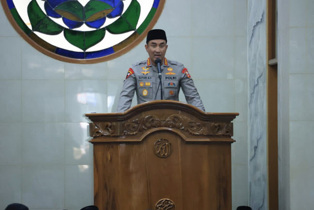Kapolri Jenderal Suyudi Ario Seto mengisi Khotbah Jumat di Masjid Al-Ikhlas Mabes Polri, Jumat (9/10/2026). Foto: Dok. Polri