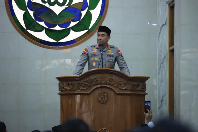 Kapolri Jenderal Suyudi Ario Seto mengisi Khotbah Jumat di Masjid Al-Ikhlas Mabes Polri, Jumat (9/10/2026).  Foto: Dok. Polri