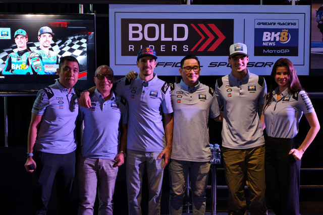 Bold Riders Representative A. Surjanto bersama dua pembalap Gresini Racing yakni Alex
Marquez dan Fermin Aldeguer dalam acara Exclusive Meet & Greet bersama Bold Riders di
Fairmont Hotel, Jakarta, Rabu (7/10/2026). Foto: Dok. Bold Riders