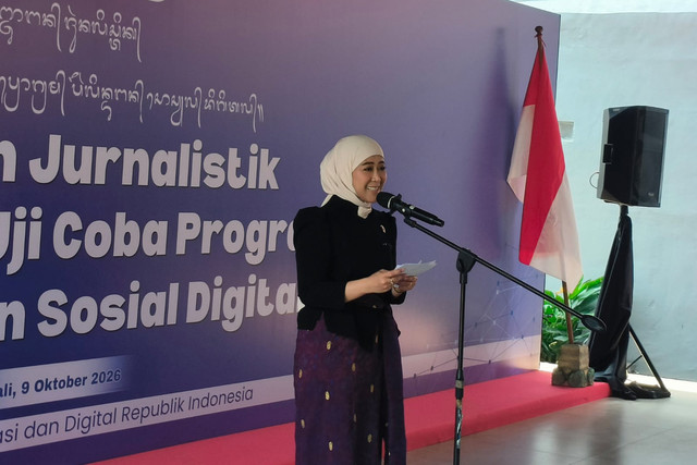 Menteri Komdigi Meutya Hafid ketika melaksanakan kunjungan untuk melihat pelaksanaan uji coba program Perlindungan Sosial (Perlinsos) digital di Kecamatan Kuta, Badung, Jumat (9/10/2026). Foto: Sandra Gisela/kumparan