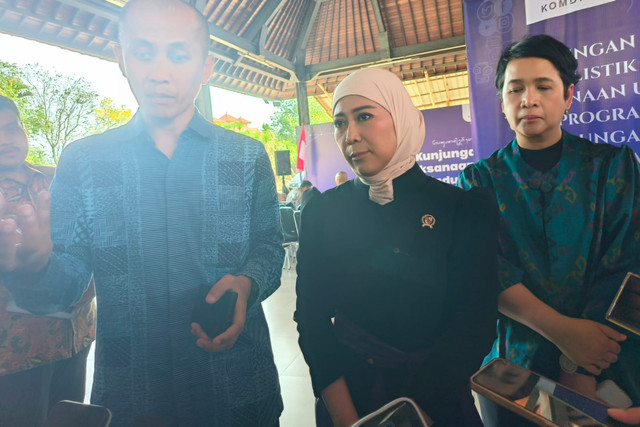 Menteri Komdigi Meutya Hafid ketika melaksanakan kunjungan untuk melihat pelaksanaan uji coba program Perlindungan Sosial (Perlinsos) digital di Kecamatan Kuta, Badung, Jumat (9/10/2026). Foto: Sandra Gisela/kumparan