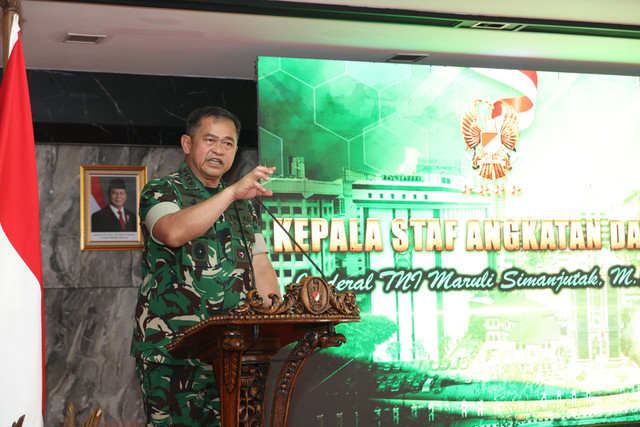 Kasad Jenderal TNI Maruli Simanjuntak berdiskusi dengan para pemimpin redaksi media nasional mengenai evaluasi komunikasi publik TNI AD di Mabesad, Jakarta, Jumat (9/10/2026). Foto: Dok. TNI AD