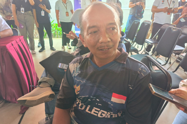 Mukhdor, warga yang mencoba mendaftarkan diri dalam Perlindungan Sosial (Perlinsos) digital di Kecamatan Kuta, Badung, Bali, Jumat (9/10/2026). Foto: Sandra Gisela/kumparan