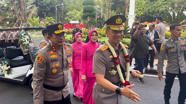 Momen kedatangan Kapolda Metro Jaya yang baru, Komjen Pol Dadang Hartanto di Polda Metro Jaya, Jumat (9/10/2026). Foto: Pradya Tirta/kumparan