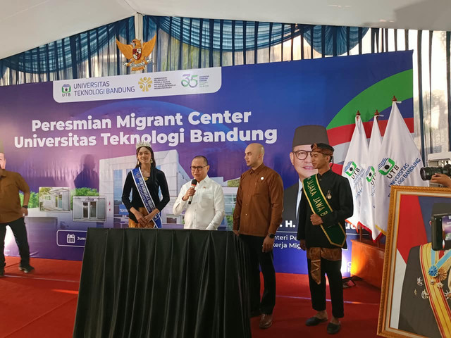 Menteri Pelindungan Pekerja Migran Indonesia (P2MI) Mukhtarudin, saat menghadiri pada Peresmian Migrant Center Universitas Teknologi Bandung pada Jumat (9/10/2026). Foto: Abisatya/kumparan
