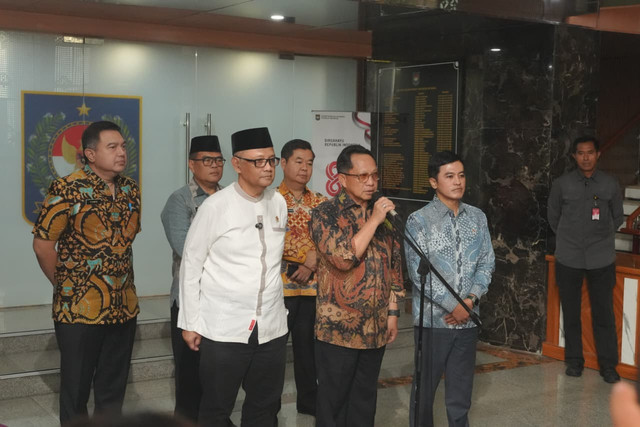 Mendagri Tito Karnavian konferensi pers usai menandatangani Surat Edaran Bersama (SEB) tentang Digitalisasi Layanan Jemaah Haji Berbasis Data Kependudukan di Gedung Sasana Bhakti Praja (SBP) Kantor Pusat Kemendagri, Jakarta, Jumat (9/10/2026). Foto: Dok. Kemendagri