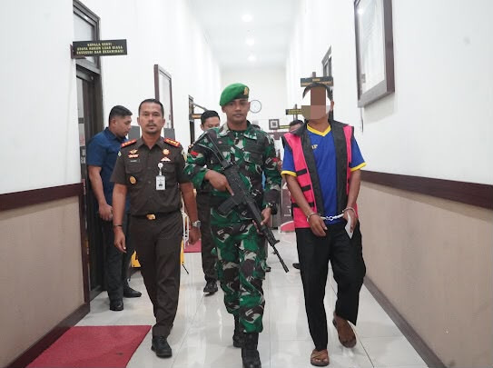 Kepala Desa Sigulai periode 2019-2025 berinisial S dan Pegawai Negeri Sipil (PNS) berinisial DS di Kantor Wilayah Badan Pertanahan Nasional (BPN) Aceh. Foto: Dok. Istimewa