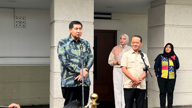Konferensi pers Menko Bidang Hilirisasi dan Transisi Energi, Bahlil Lahadalia dan Menteri Perumahan dan Kawasan Permukiman (PKP), Maruarar Sirait di kantor Kementerian ESDM, Jumat (9/10/2026). Foto: Fariza Rizky Ananda/kumparan