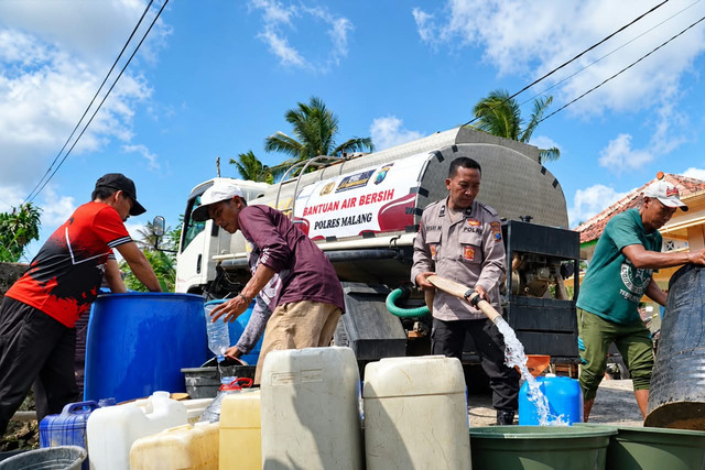 Penyaluran bantuan air bersih dari Polres Malang ke warga dua kecamatan. Foto: Dok. Polres Malang