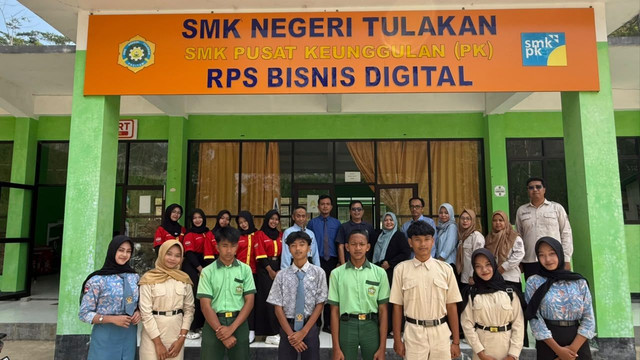 Credit Foto : Ahmad Madani dengan guru dan siswa SMK Negeri Tulakan Pacitan