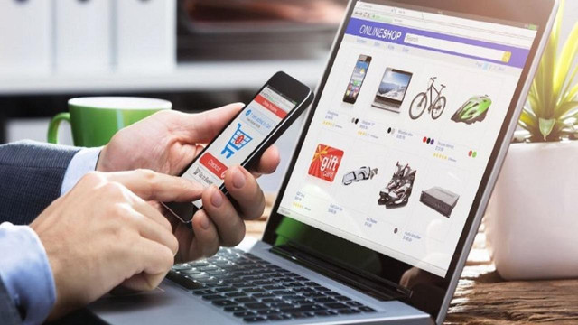 Ilustrasi: aktivitas jual beli online melalui perangkat digital. Foto: Julio Lopez/Pexels.