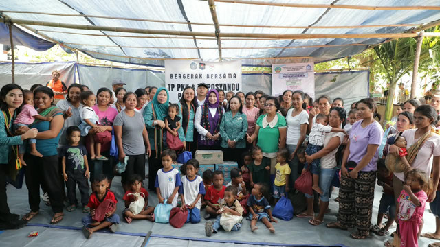 TP Posyandu Pusat dan TP PKK tinjau Posyandu Damer di Manggarai Timur, NTT, guna perkuat layanan enam SPM serta serahkan bantuan pemulihan pascabencana, Kamis (8/10/2026). Foto: Dok. Kemendagri