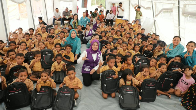 TP PKK dan TP Posyandu Pusat salurkan bantuan logistik, sembako, dan perlengkapan sekolah bagi warga terdampak gempa di Desa Satar Padut, Manggarai Timur, NTT, Kamis (8/10/2026). Foto: Dok. Kemendagri