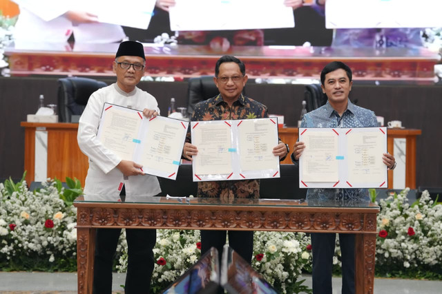 Mendagri Tito Karnavian teken SEB bersama Kementerian Haji & Umrah serta Kemenkes untuk digitalisasi layanan jemaah haji berbasis data kependudukan di Kemendagri, Jakarta, Jumat (9/10/2026). Foto: Dok. Kemendagri