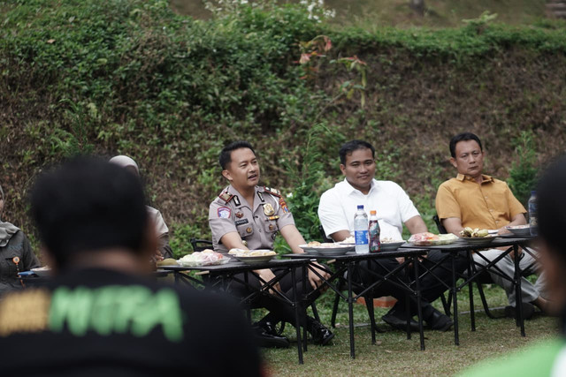 Polres Mojokerto bersama para ojek online (ojol). Foto: Dok. Istimewa
