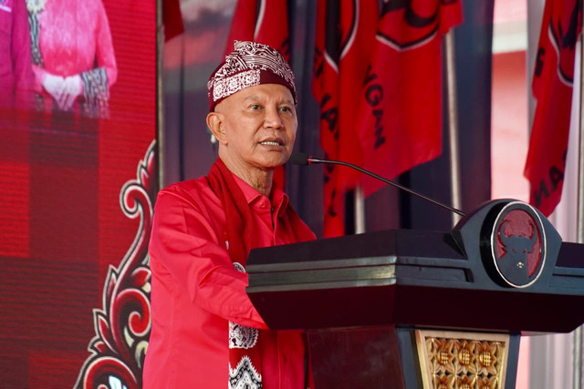 Ketua DPD PDI Perjuangan Jatim Said Abdullah pimpin baksos pembagian 1.000 paket sembako, santunan anak yatim, serta peletakan batu pertama sekolah tahfidz di Kepanjen, Malang, Jumat (9/10/2026). Foto: Dok. Istimewa