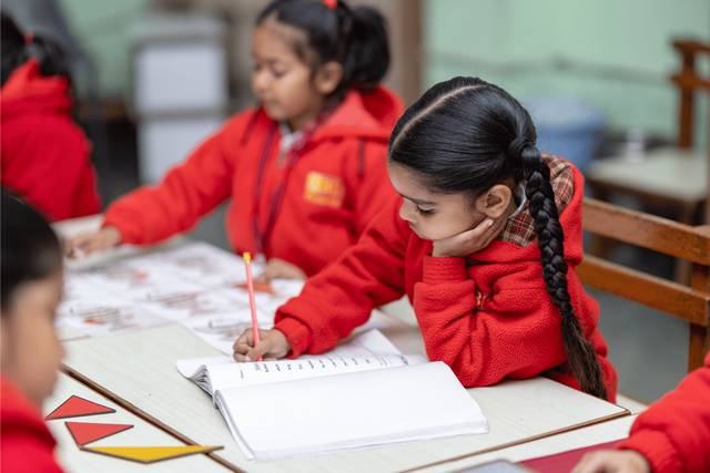 Seorang anak sedang belajar. Foto: pexels.com/Bhupindra International Public School