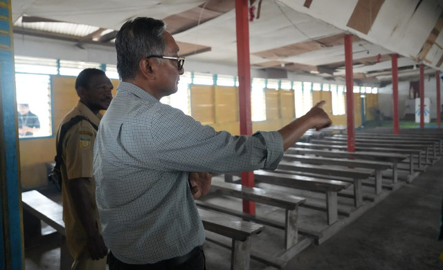 Menteri Pekerjaan Umum (PU) Dody Hanggodo meninjau Gereja Santa Theresia Ilwayab di Kampung Wanam, Kabupaten Merauke, Papua Selatan, pada Kamis (8/10). Dok: Istimewa.