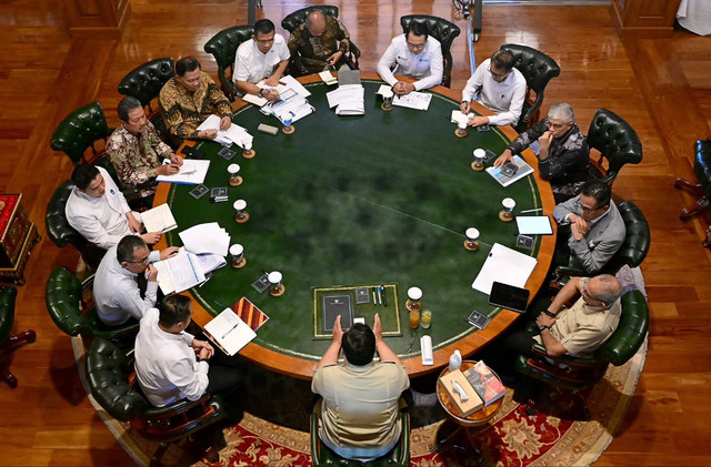 Presiden Prabowo Subianto menerima Menteri Kelautan dan Perikanan Sakti Wahyu Trenggono dan Wamen KKP Didit Herdiawan Ashaf di Hambalang, Kabupaten Bogor, Jawa Barat, Jumat (9/10/2026). Foto: Instagram/ @sekretariat.kabinet