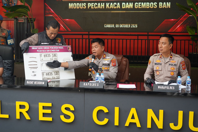 Kapolres Cianjur, AKBP Alexander Yurikho Hadi saat menggelar jumpa press kasus pencurian modus pecah kaca mobil dengan kerugian milyaran rupiah. Foto: Dok. kumparan