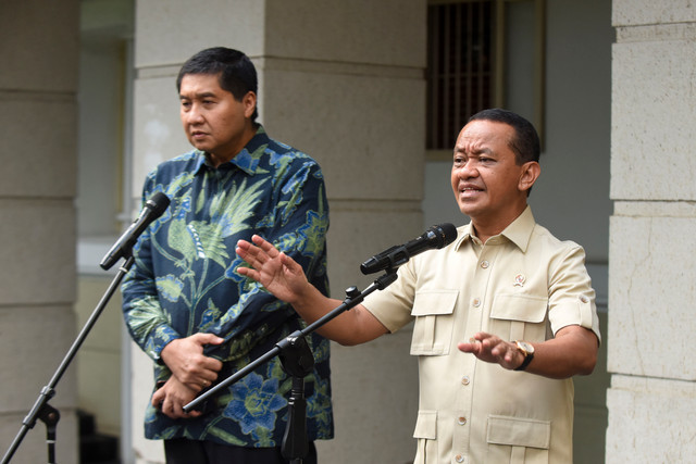 Menko Hilirisasi dan Transisi Energi/Menteri ESDM Bahlil Lahadalia (kanan) dan Menteri PKP Maruarar Sirait (kiri) memberikan keterangan pers usai pertemuan di Kementerian ESDM, Jakarta, Jumat (9/10/2026). Foto: Indrianto Eko Suwarso/ANTARA FOTO