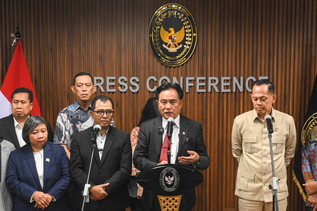 Menko Kumham Imipas Yusril Ihza Mahendra (kedua kanan) didampingi Ketua Ombudsman Nuzran Joher (kedua kiri), Kepala Bappisus Aris Marsudiyanto (kanan), dan Ketua Komnas HAM Anis Hidayah menyampaikan keterangan pers di Jakarta, Jumat (9/10/2026). Foto: Hafidz Mubarak A/ANTARA FOTO