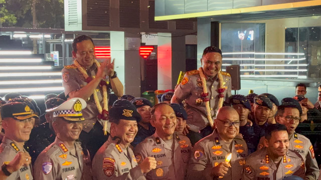 Momen pelepasan eks Kapolda Metro Jaya, Asep Edi Suheri dan eks Wakapolda Metro Jaya,
Dekanonto Eko Purwono di Polda Metro Jaya, Jumat (9/10/2026). Foto: Pradya Tirta/kumparan