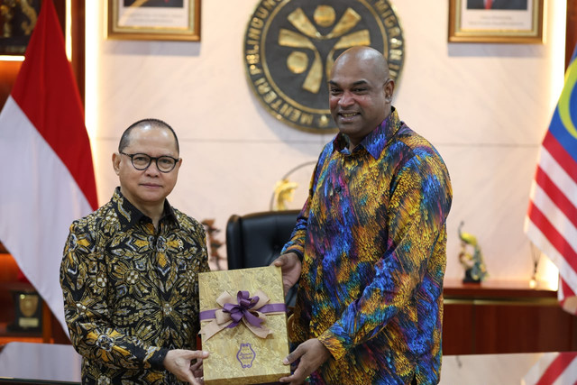 Pertemuan bilateral Menteri Pelindungan Pekerja Migran Indonesia (P2MI) Mukhtarudin dengan Menteri Sumber Manusia Malaysia Dato' Sri Ramanan Ramakrishnan di Kantor Kementerian P2MI, Jakarta, Selasa (6/10/2026) lalu. Foto: Dok. Kementerian P2MI