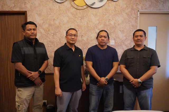 Tim kejaksaan menangkap terpidana tindak pidana penipuan bernama Firman Handoko (nomor 2 dari kanan) ketika sedang berada di rumah makan, Bedugul, Tabanan, Jumat (9/10/2026). Foto: Dok. Penkum Kejati Bali