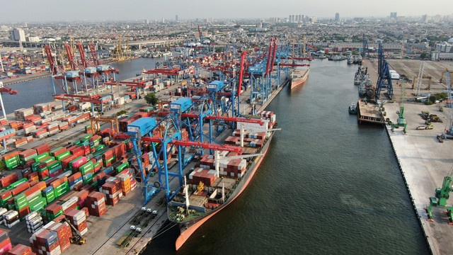 https://unsplash.com/photos/busy-shipping-port-with-cranes-and-cargo-containers-ip0yX8W1veE?utm_source=unsplash&utm_medium=referral&utm_content=creditShareLink