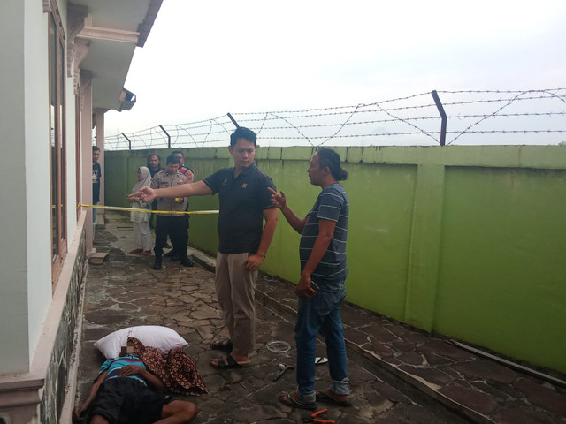 Jasad JF (70), korban dugaan pencurian dengan pemberatan yang mengakibatkan kematian ditemukan di rumahnya di Kecamatan Indrapuri, Aceh Besar, Kamis (8/10/2026). Foto: Polres Aceh Besar 