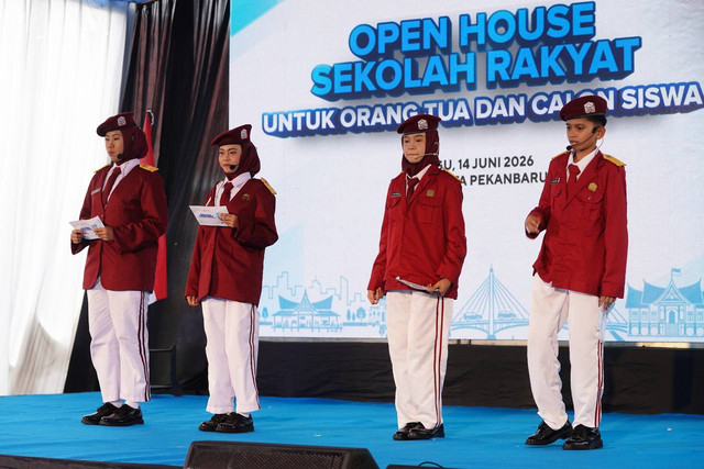 Sejumlah siswa Sekolah Rakyat tampil dalam kegiatan Open House Sekolah Rakyat bagi orang tua dan calon siswa di Pekanbaru, Riau, Minggu (14/6/2026). Kegiatan ini menjadi bagian dari pengenalan program pendidikan bagi anak-anak dari keluarga kurang mampu.