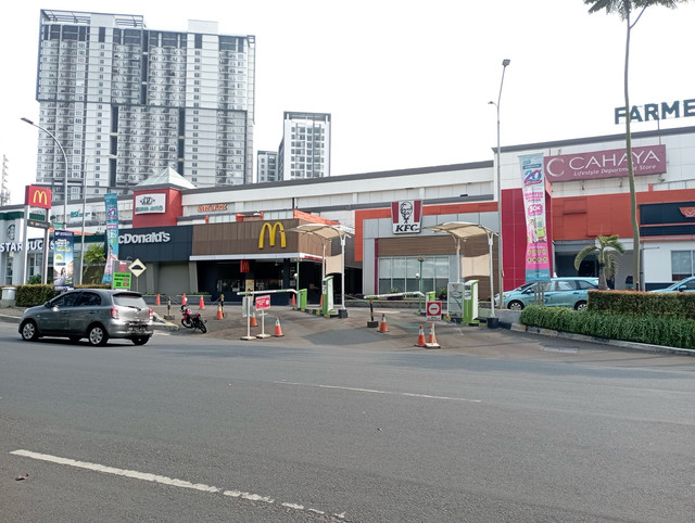 Gerai McDonald’s dan KFC yang berdampingan di sebuah pusat perbelanjaan, menggambarkan ketatnya persaingan bisnis kuliner. (Foto: Intan Marwah Nurmansyah/dokumentasi pribadi)