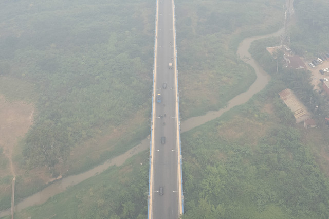 Foto udara suasana kawasan sekitar Jembatan Makalam saat kabut asap kebakaran hutan dan lahan (karhutla) menyelimuti Kota Jambi, Jambi, Sabtu (10/10/2026). Foto: Wahdi Septiawan/ANTARA FOTO